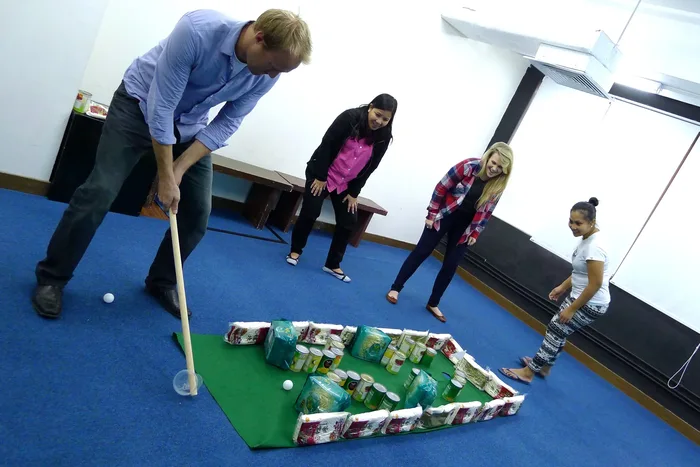 Equipo corporativo durante Hole in One, actividad de integración