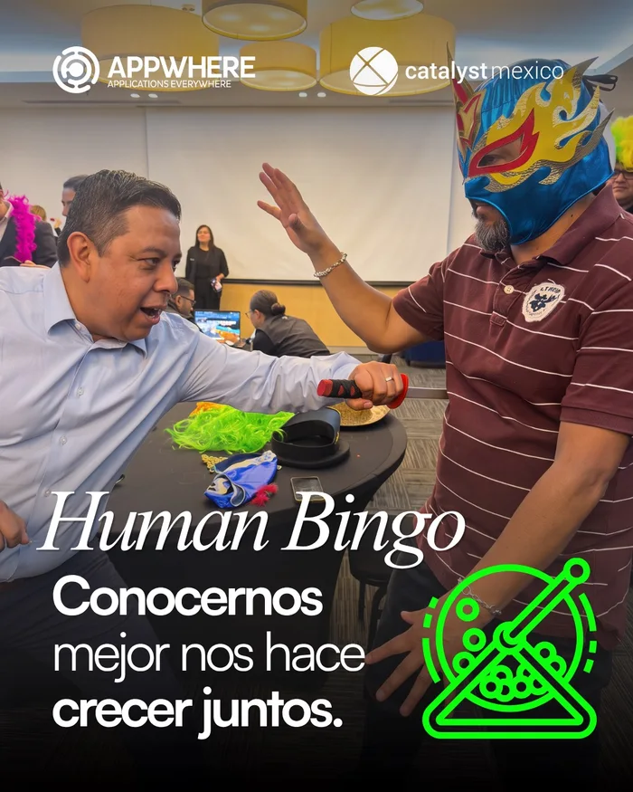 Colaboradores en plena dinámica de Human bingo