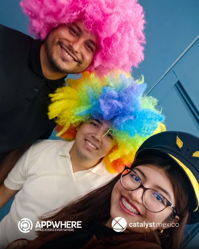 Equipo corporativo durante Human bingo, actividad de integración