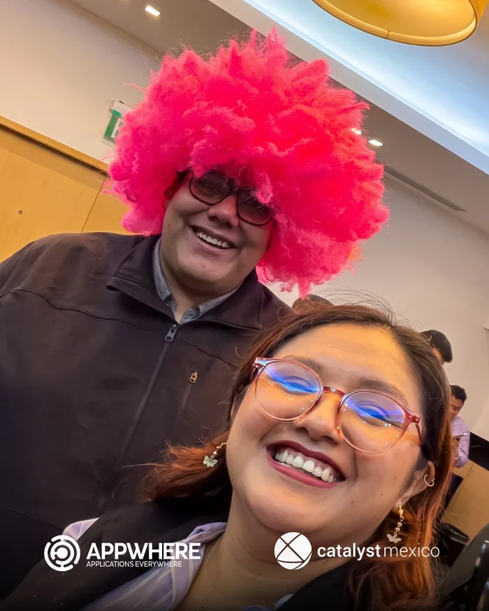 Colaboradores en plena dinámica de Human bingo