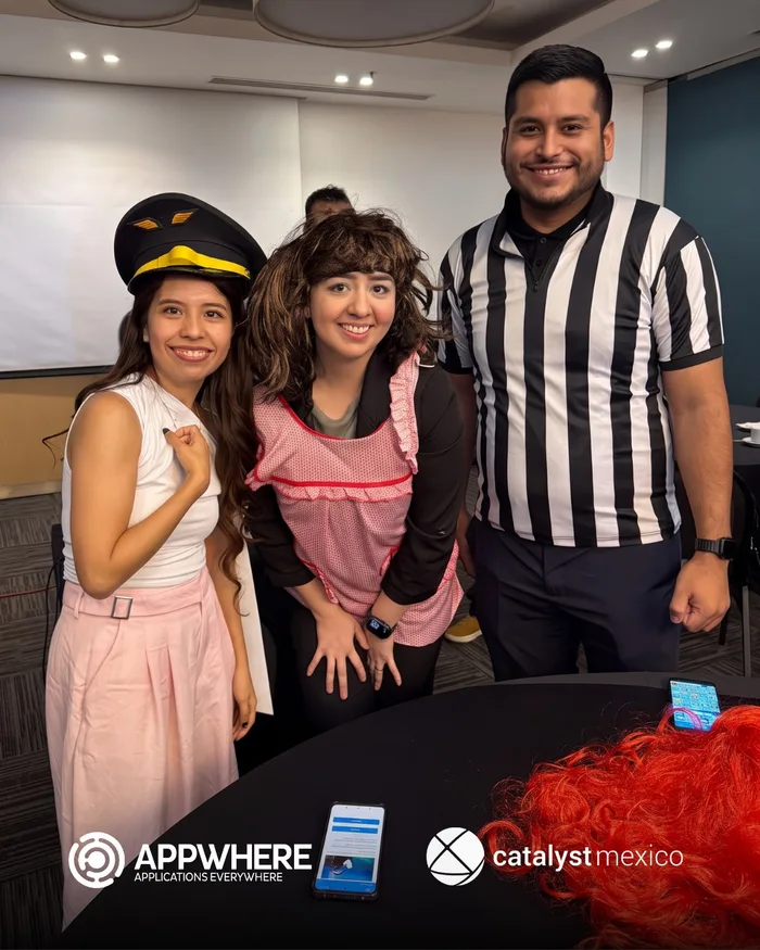 Equipo corporativo durante Human bingo, actividad de integración