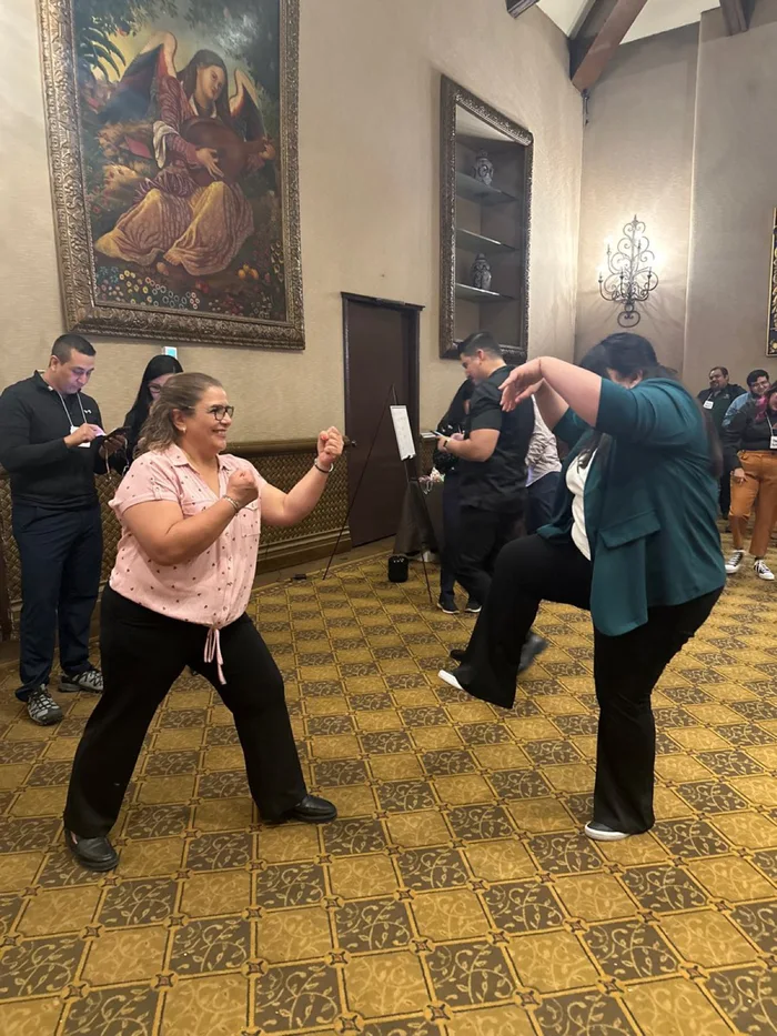 Colaboradores en plena dinámica de Human bingo