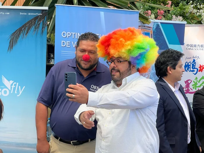 Equipo corporativo durante Human bingo, actividad de integración