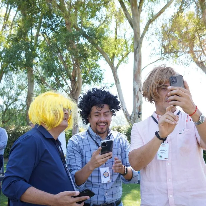Equipo corporativo durante Human bingo, actividad de integración