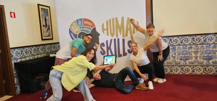 Participantes de Human Skills trabajando en equipo