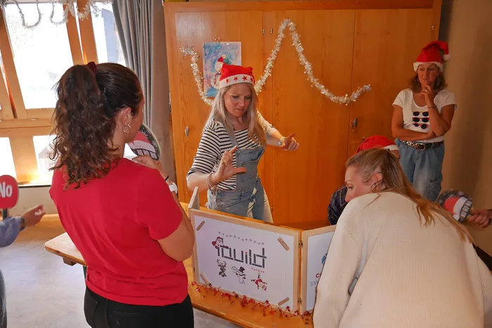 Participantes de iBuild Festive trabajando en equipo