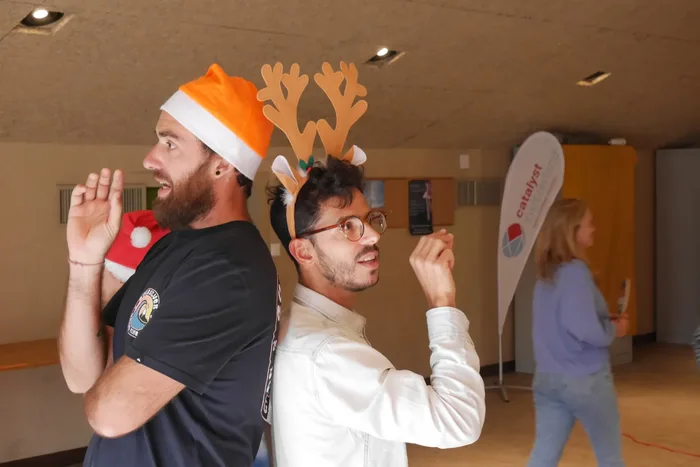 Equipo corporativo durante iBuild Festive, actividad de integración