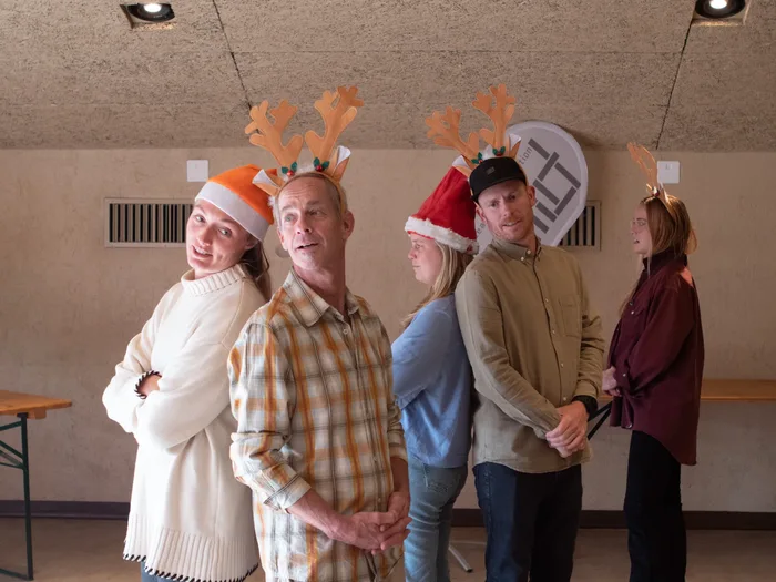 Participantes de iBuild Festive trabajando en equipo