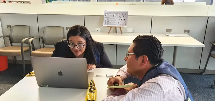 Equipo corporativo durante Ibuild para equipos híbridos, actividad de integración