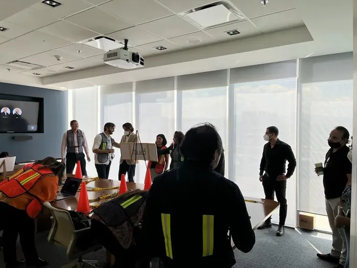 Colaboradores en plena dinámica de Ibuild para equipos híbridos