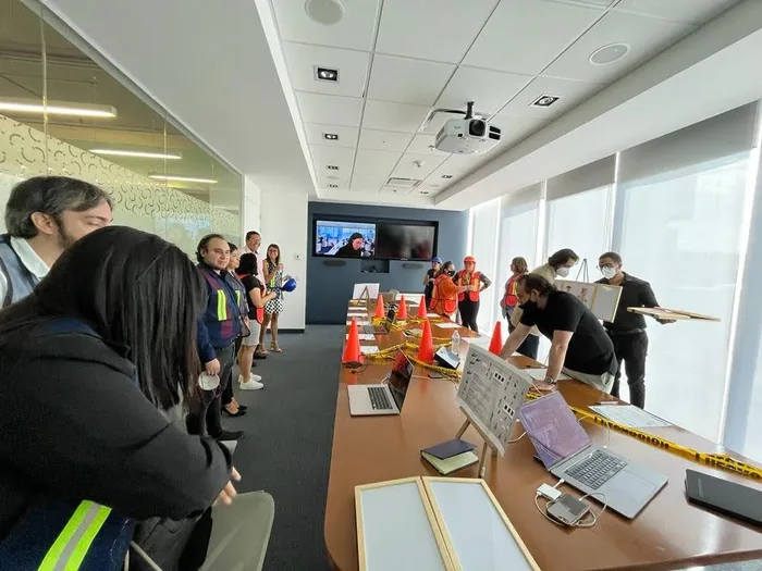 Equipo corporativo durante Ibuild para equipos híbridos, actividad de integración