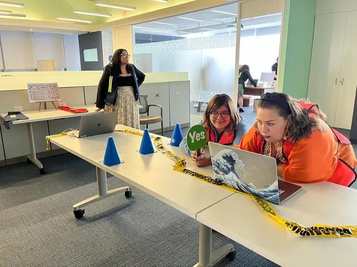 Colaboradores en plena dinámica de Ibuild para equipos híbridos