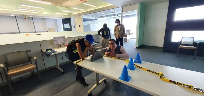 Equipo corporativo durante Ibuild para equipos híbridos, actividad de integración