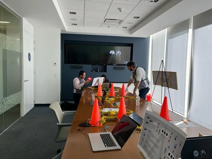Colaboradores en plena dinámica de Ibuild para equipos híbridos