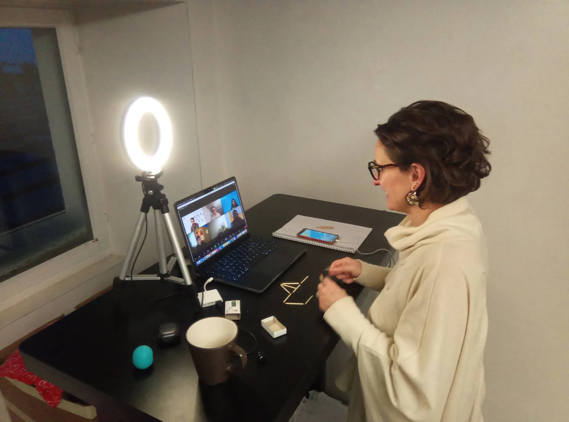 Colaboradores jugando ibuild Online a distancia
