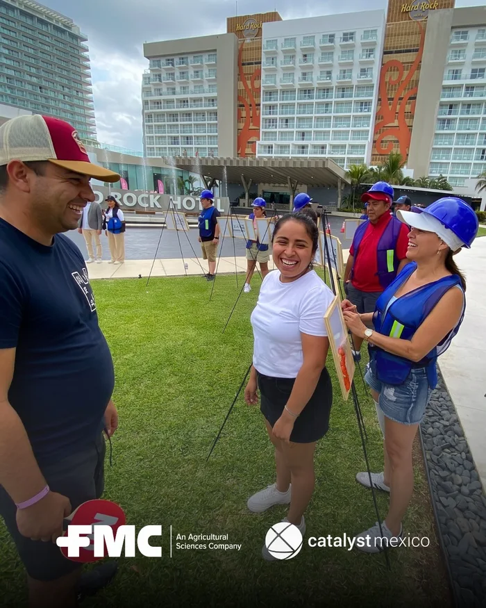 Participantes de Ibuild trabajando en equipo