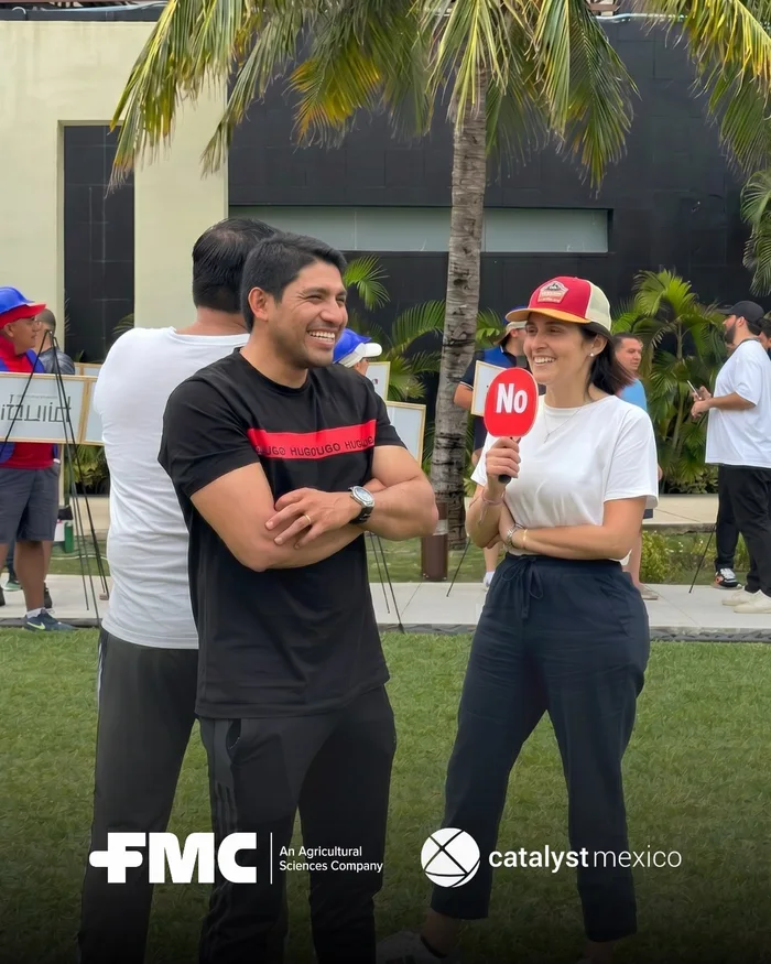 Participantes de Ibuild trabajando en equipo