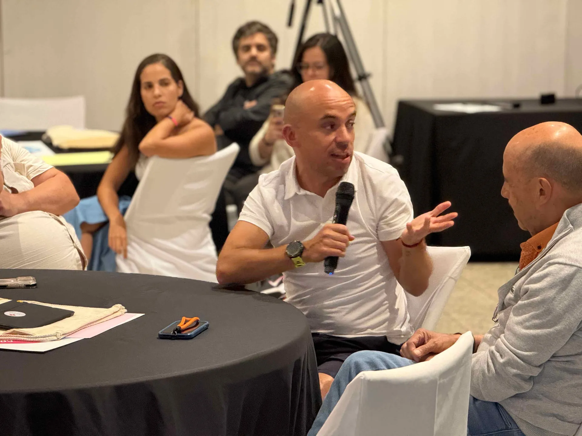 Colaboradores en plena dinámica de Impact