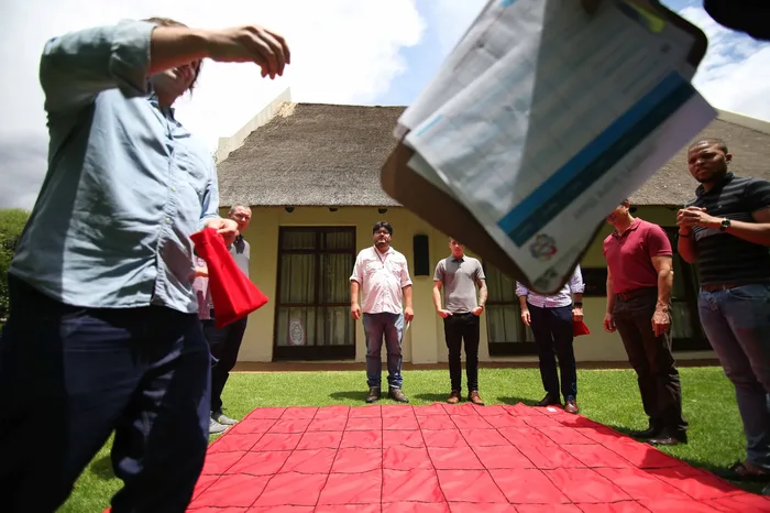 Participantes de Integrity trabajando en equipo