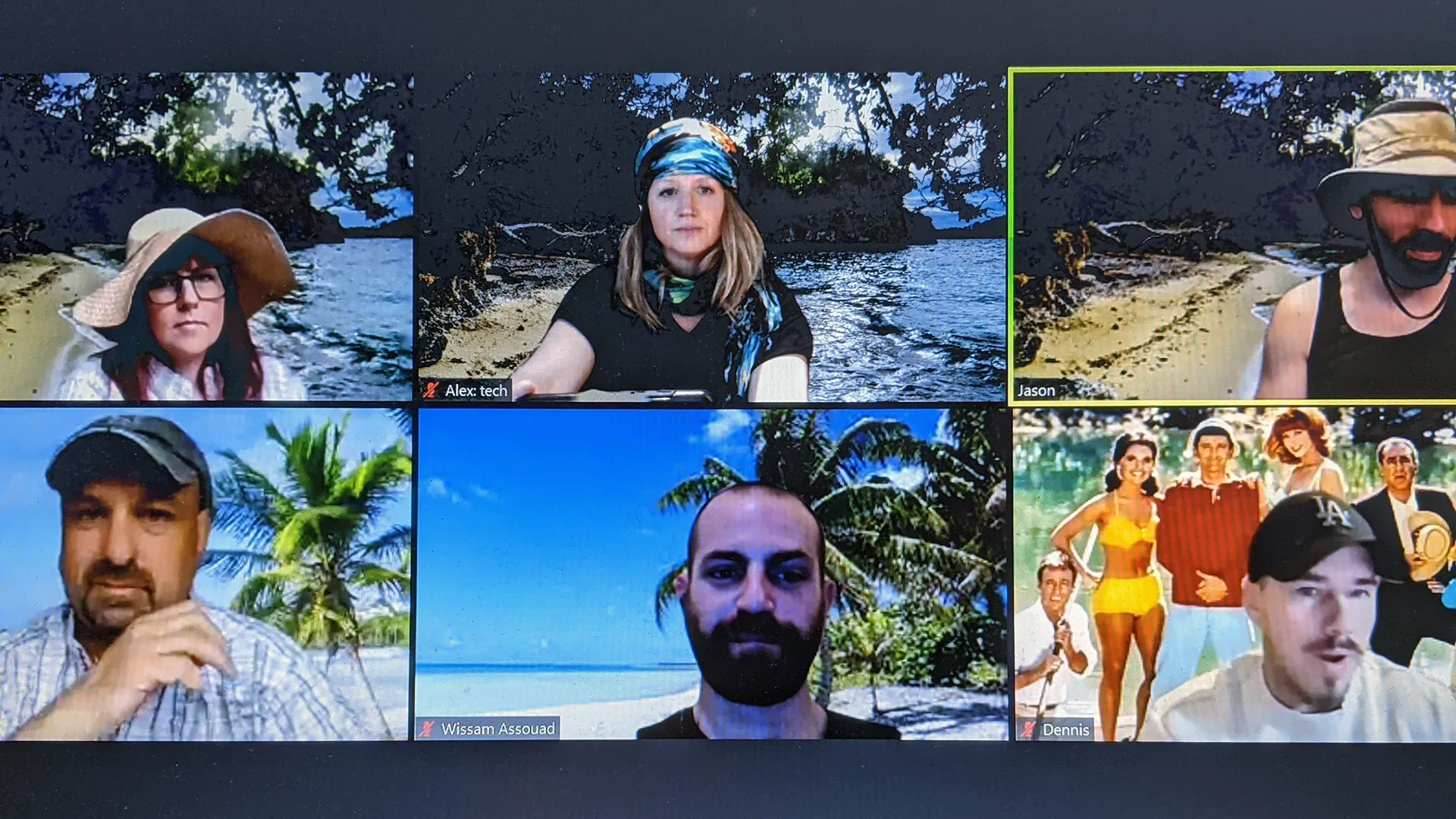 Colaboradores jugando Island Survivor a distancia