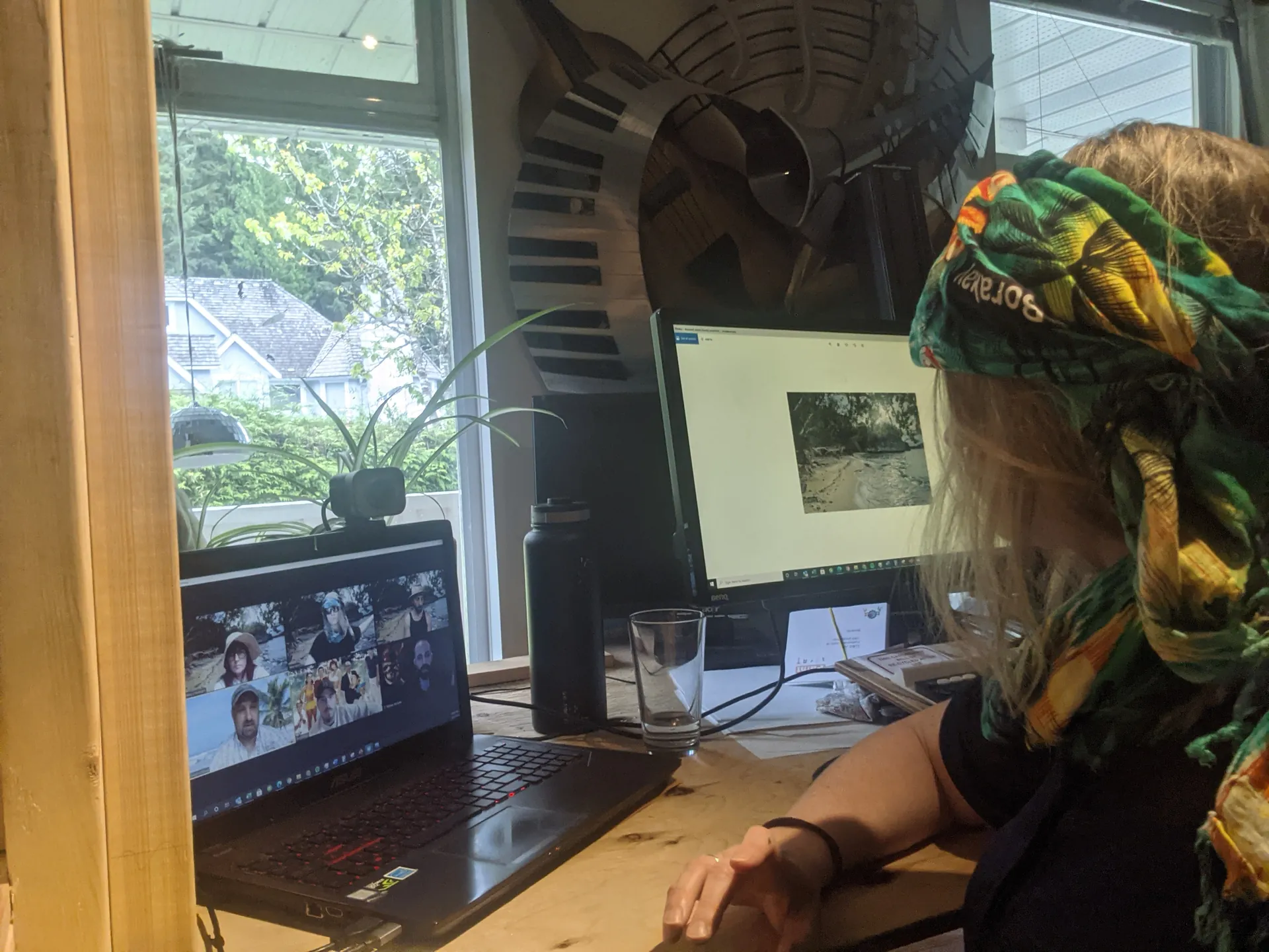 Colaboradores jugando Island Survivor a distancia