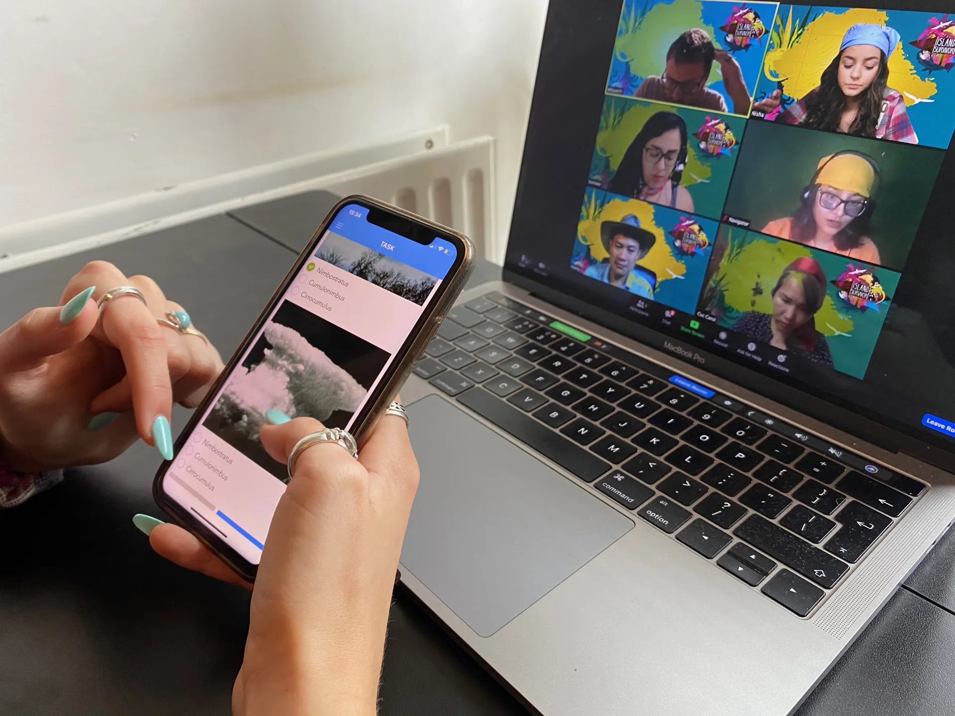 Colaboradores jugando Island Survivor a distancia