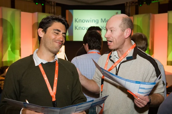 Participantes de Knowing me knowing you trabajando en equipo