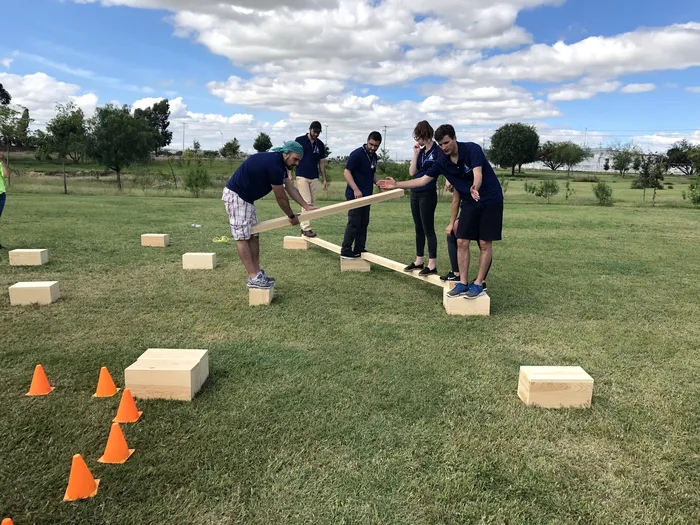 Equipo corporativo durante Treasure Island, actividad de integración