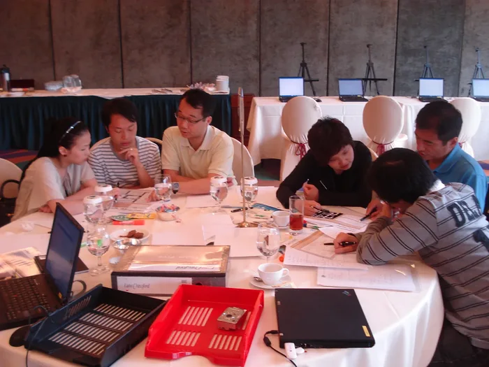 Colaboradores en plena dinámica de Making The News