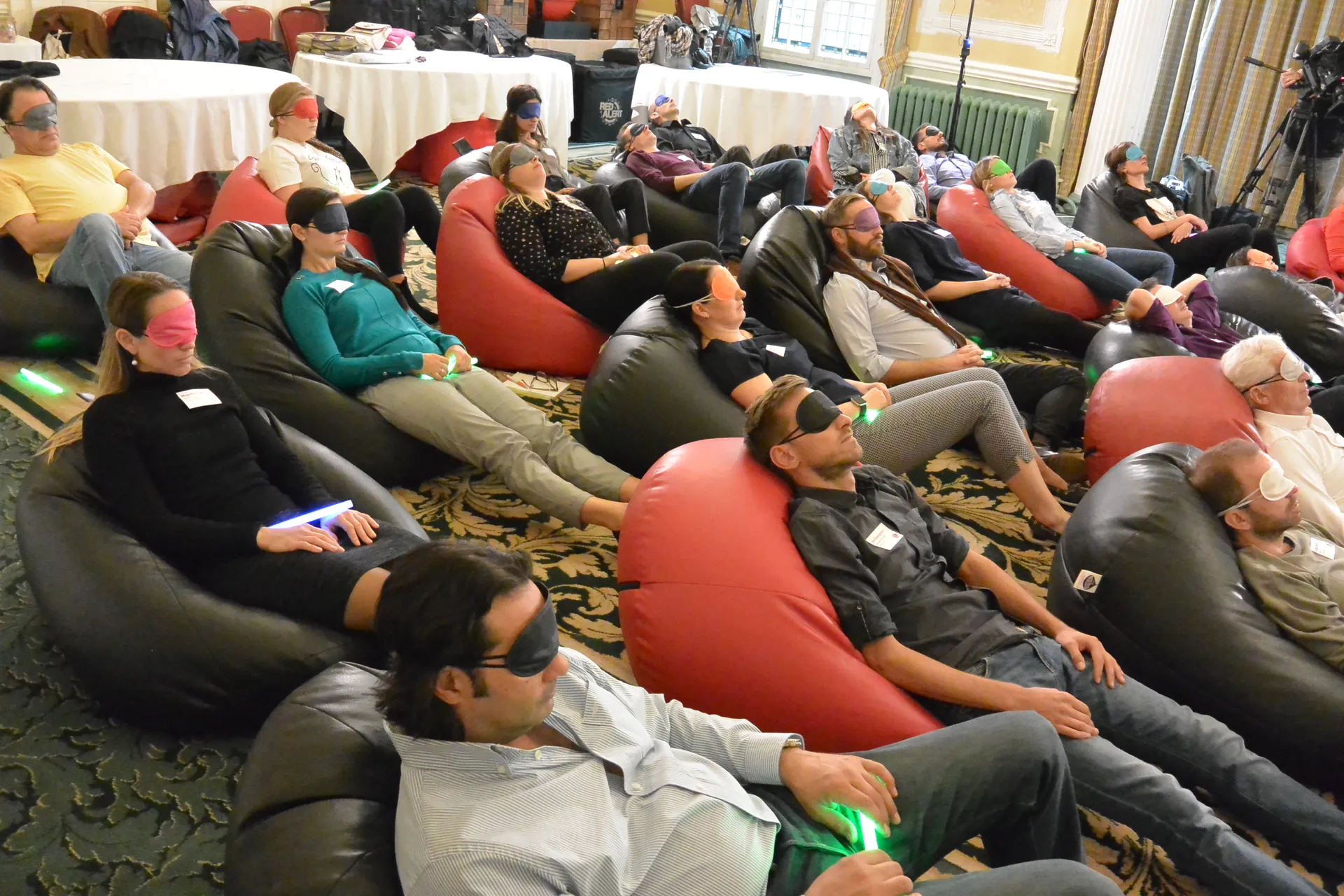 Equipo corporativo durante Meditainment LIVE!, actividad de integración
