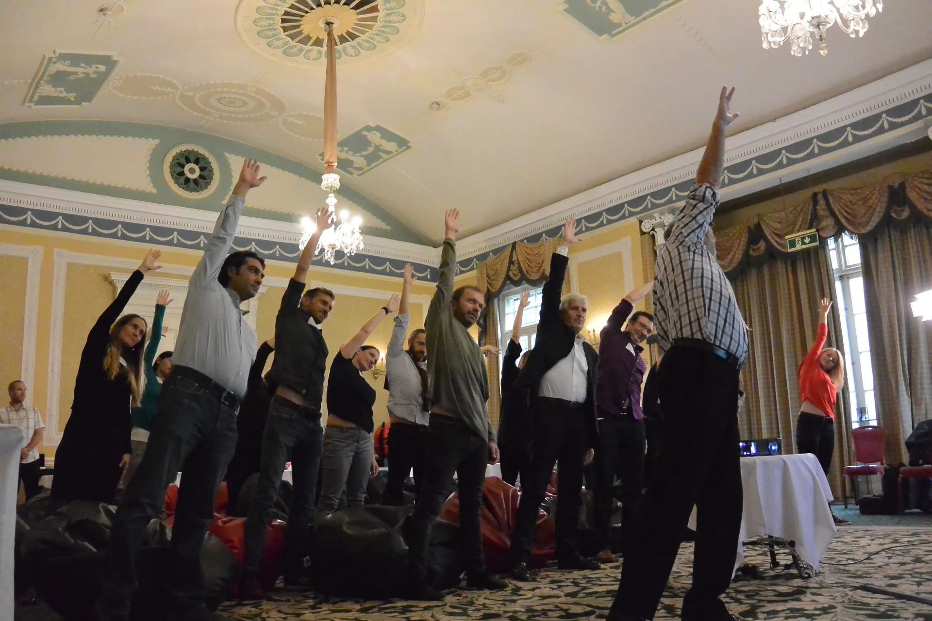 Equipo corporativo durante Meditainment LIVE!, actividad de integración