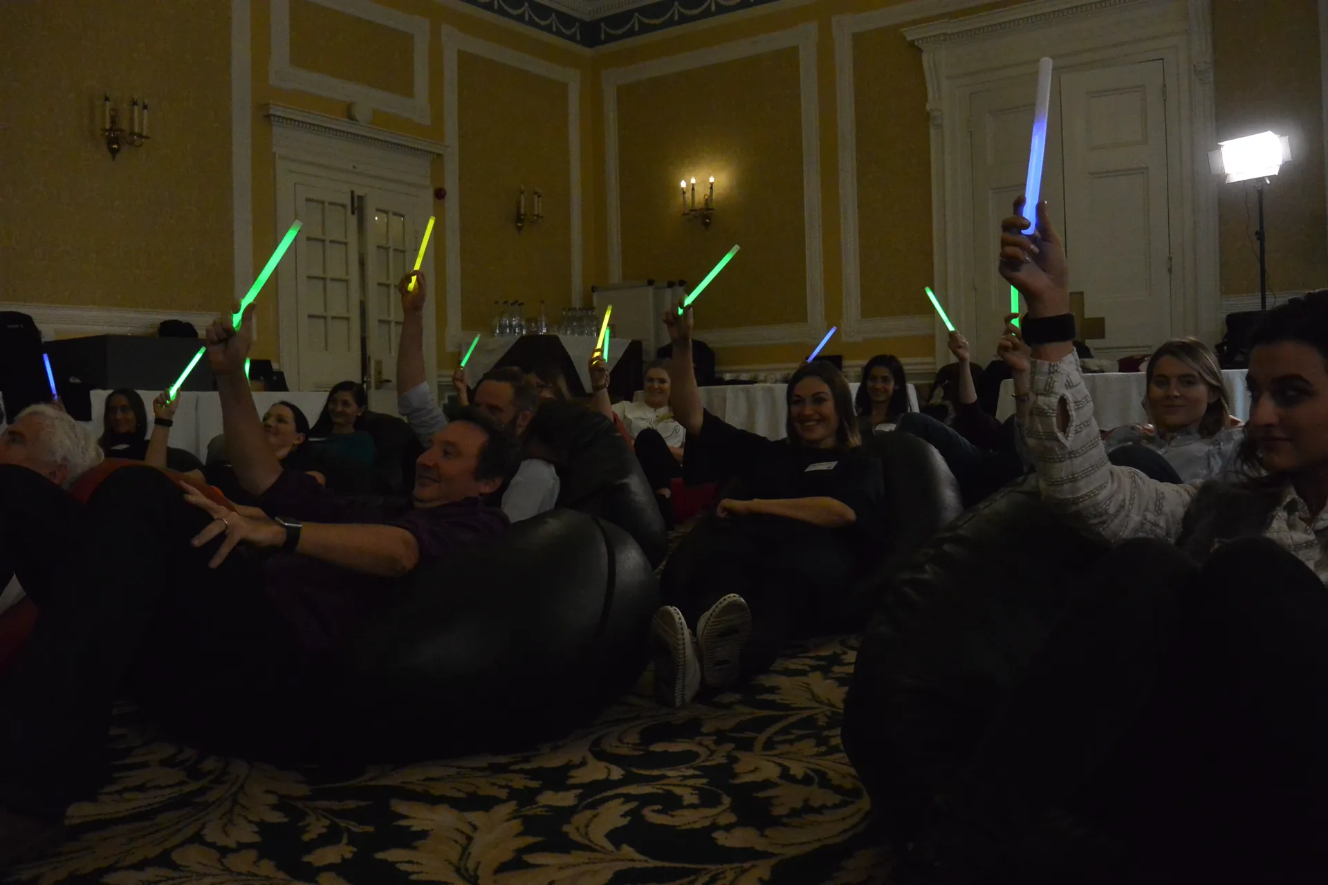 Colaboradores en plena dinámica de Meditainment LIVE!
