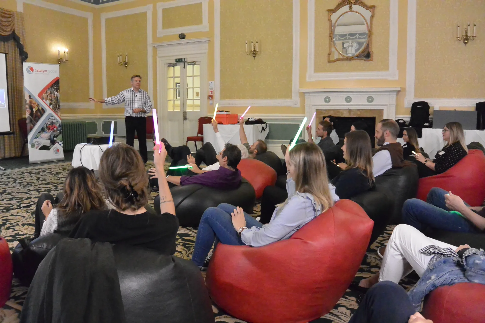 Equipo corporativo durante Meditainment LIVE!, actividad de integración