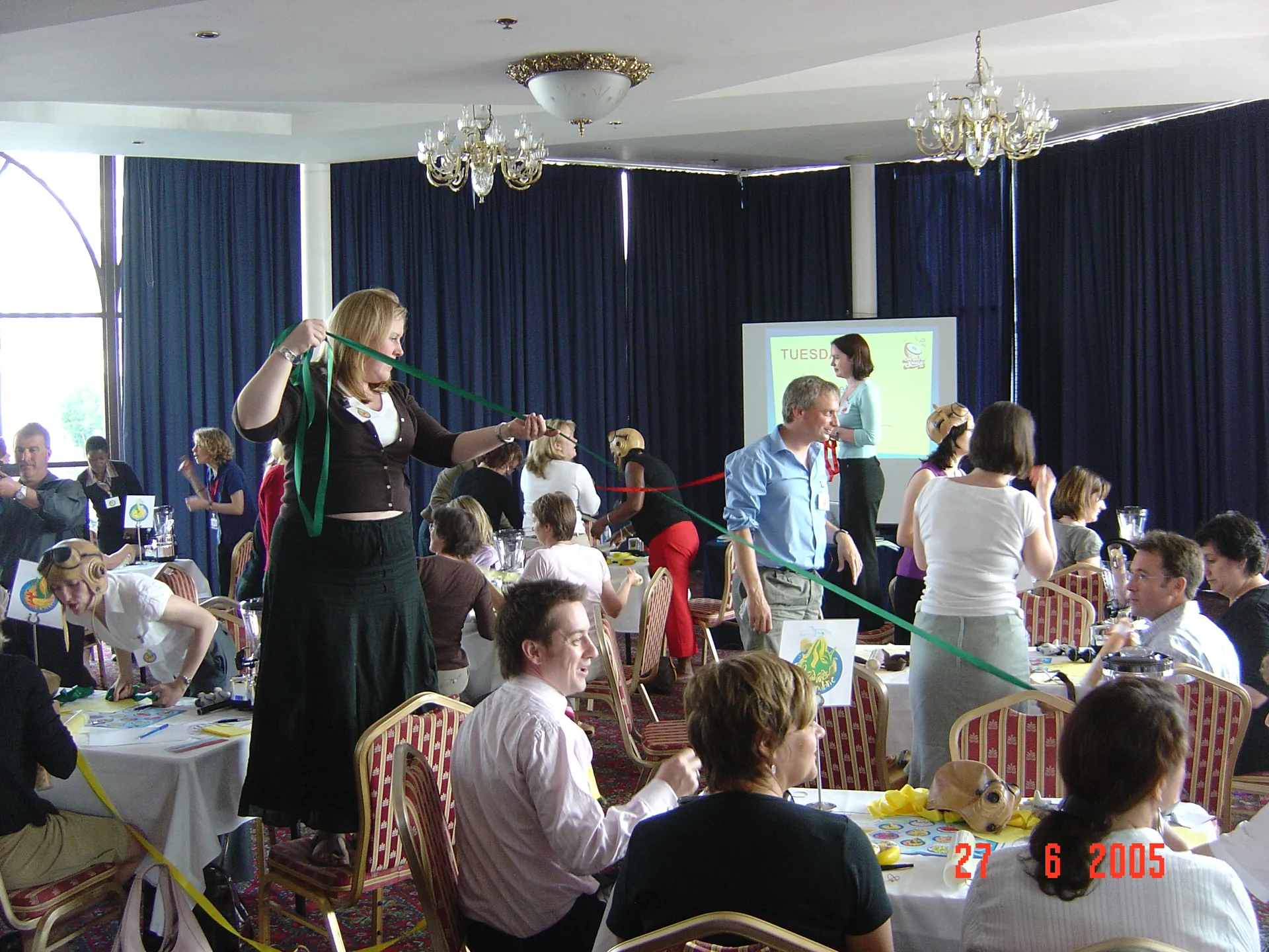 Participantes de Creative Juices trabajando en equipo