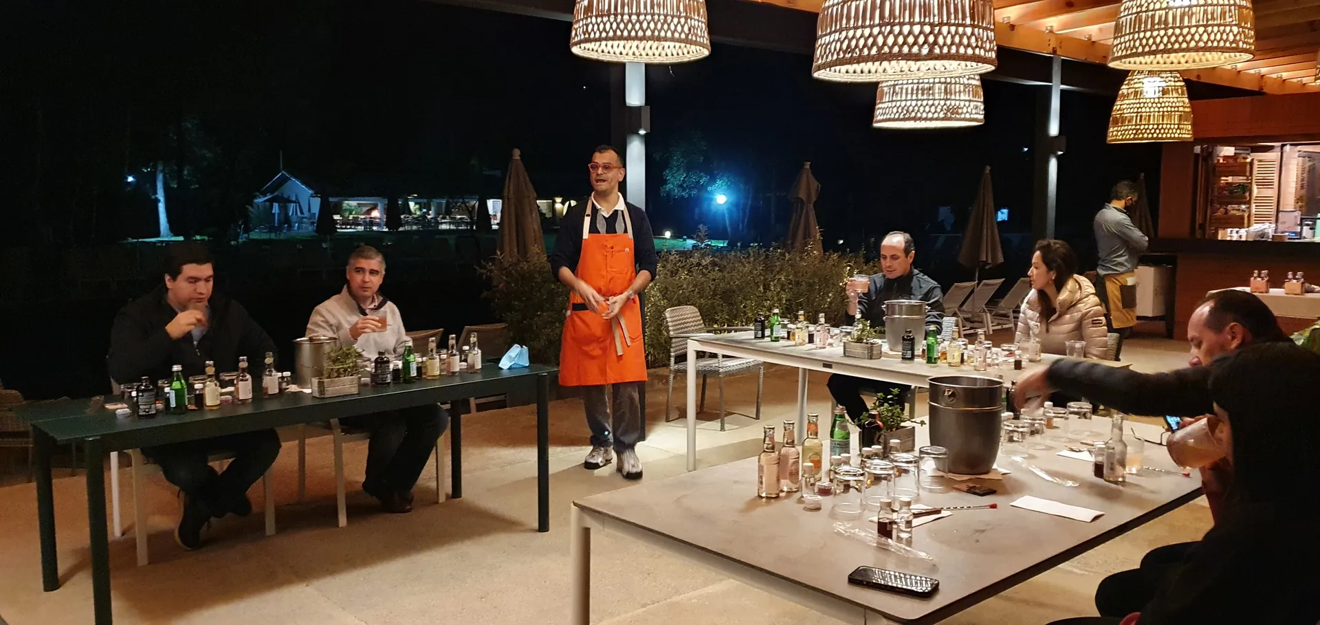 Participantes de Mixología trabajando en equipo