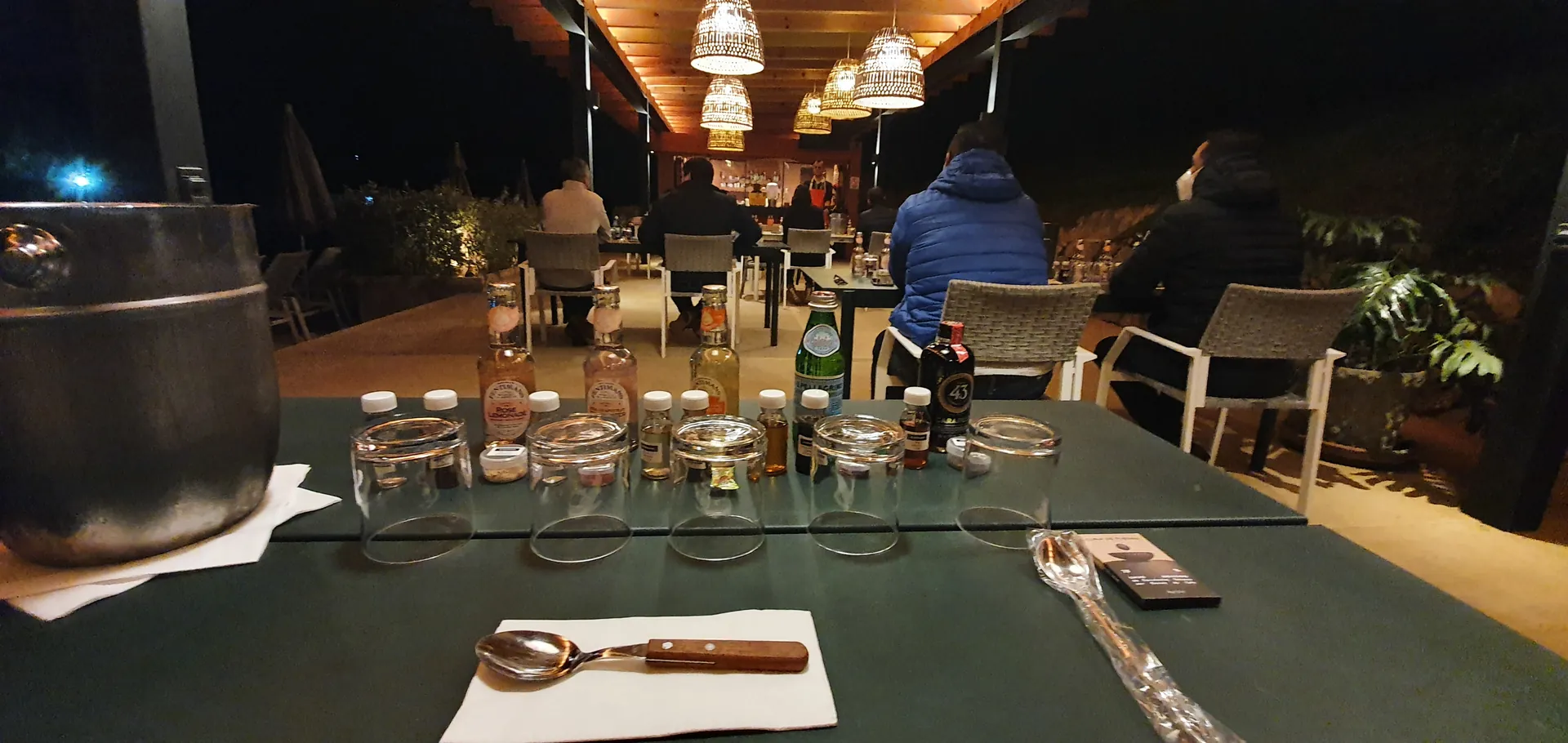 Colaboradores en plena dinámica de Mixología