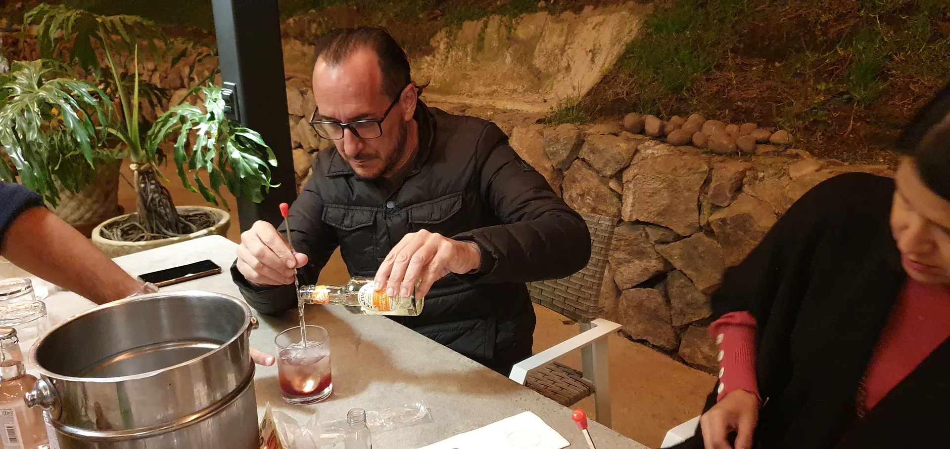 Participantes de Mixología trabajando en equipo