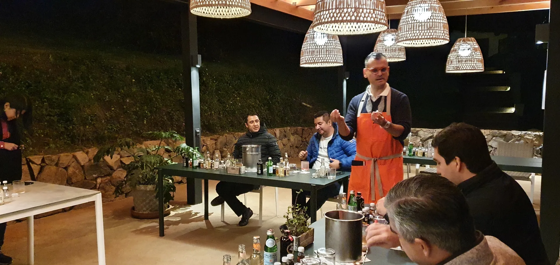 Colaboradores en plena dinámica de Mixología