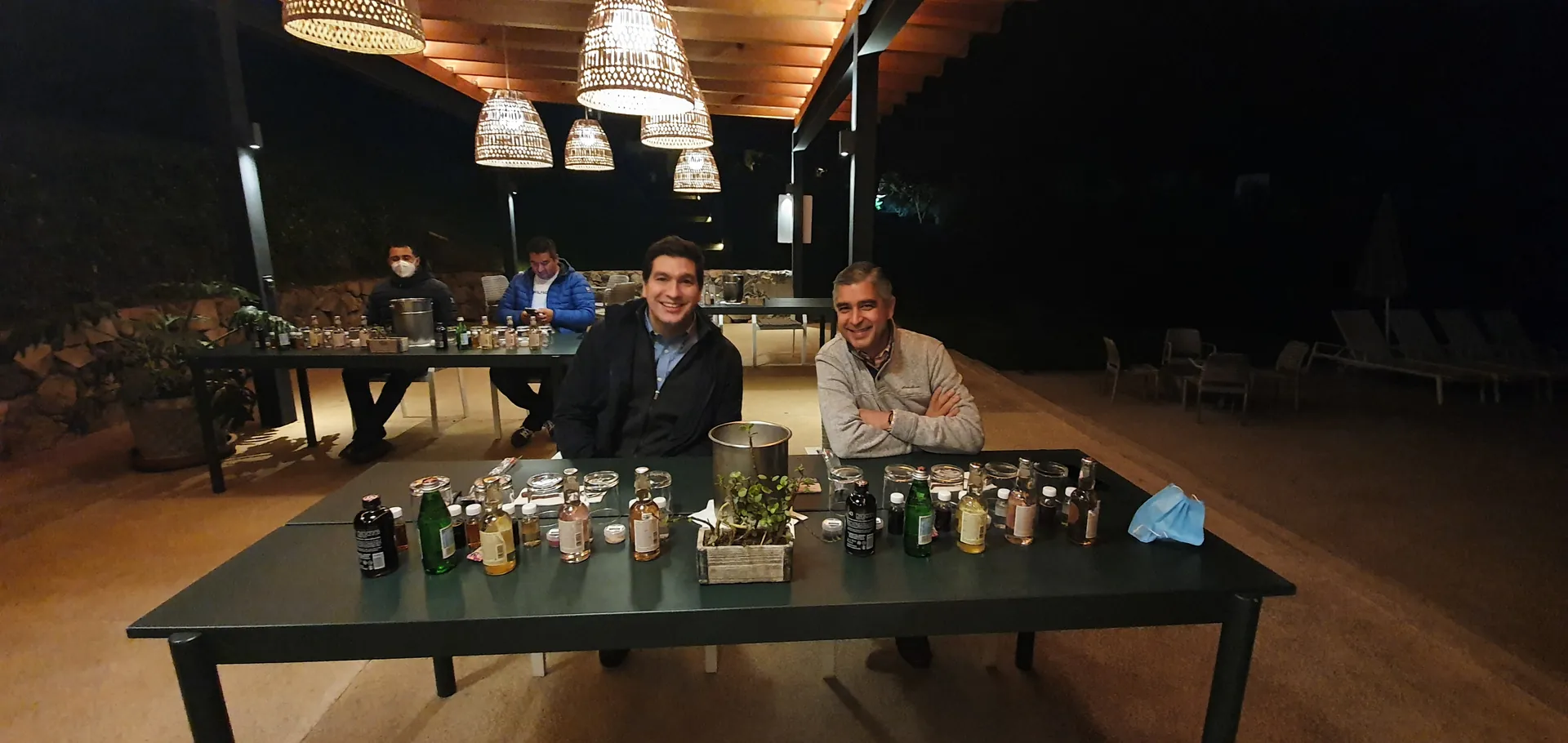 Participantes de Mixología trabajando en equipo