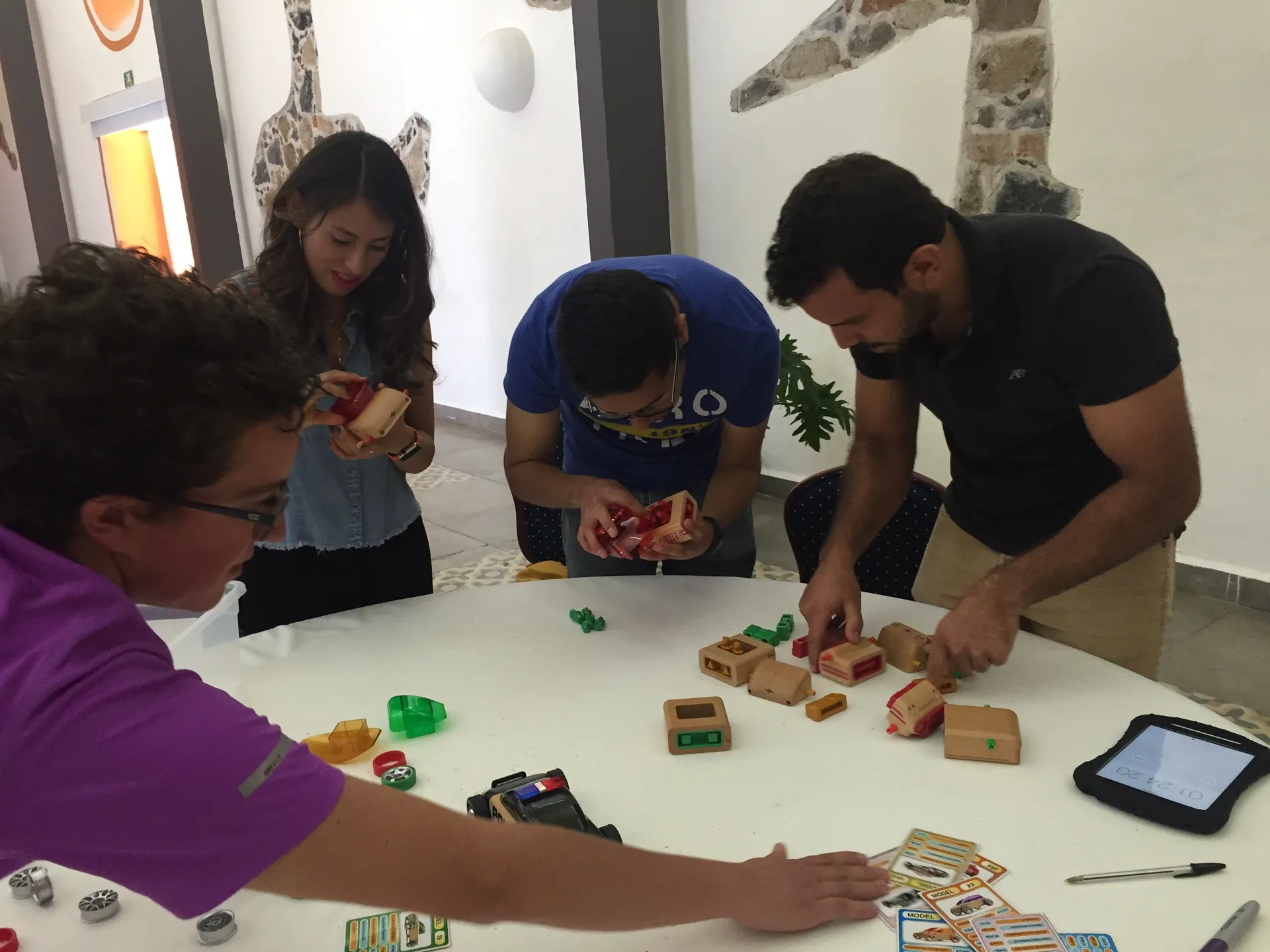 Participantes de Need 4 Speed trabajando en equipo