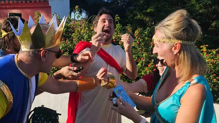 Colaboradores en plena dinámica de Olympian Gods