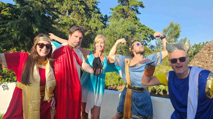 Participantes de Olympian Gods trabajando en equipo