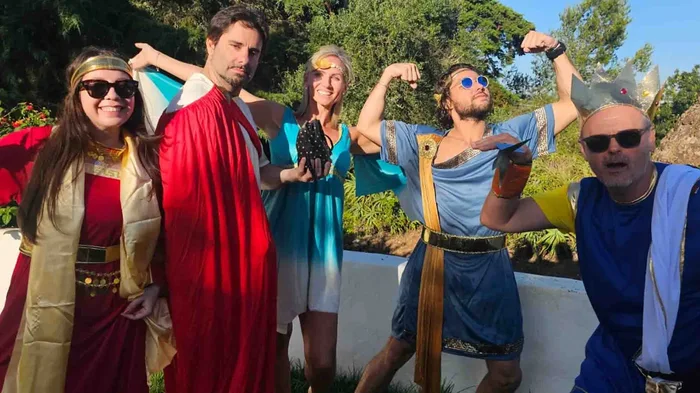 Colaboradores en plena dinámica de Olympian Gods