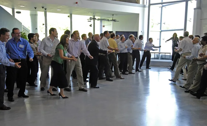 Participantes de One Voice trabajando en equipo