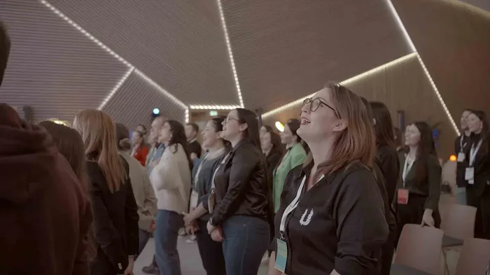 Colaboradores en plena dinámica de One Voice