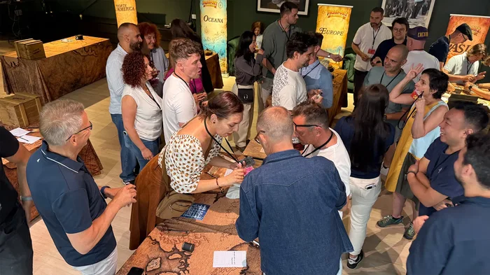 Participantes de Passport to Adventure trabajando en equipo