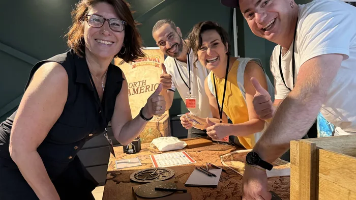 Colaboradores en plena dinámica de Passport to Adventure