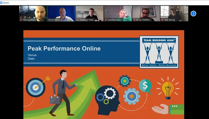 Participantes de Peak Performance - Online trabajando en equipo