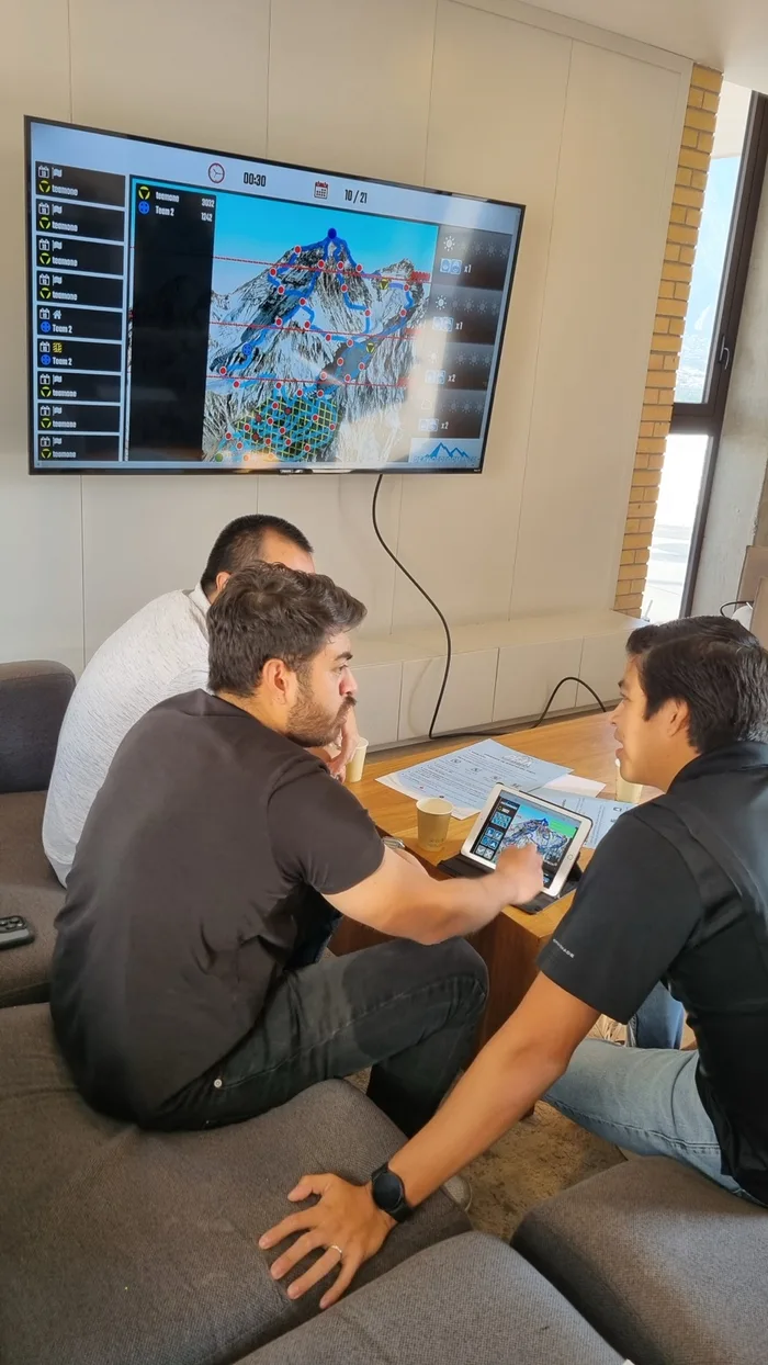 Participantes de Peak Performance trabajando en equipo