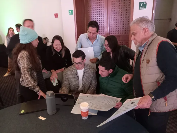 Participantes de Peak Performance trabajando en equipo